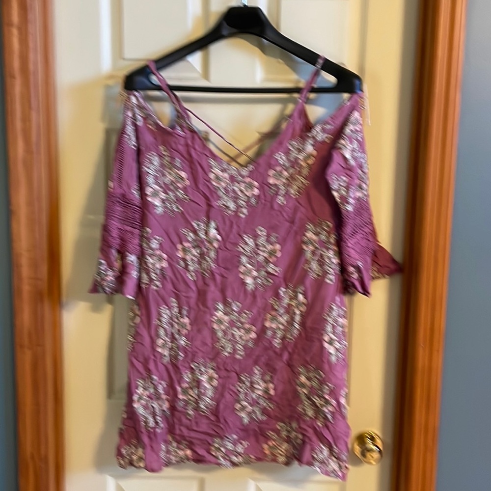 En Creme cold shoulder top L